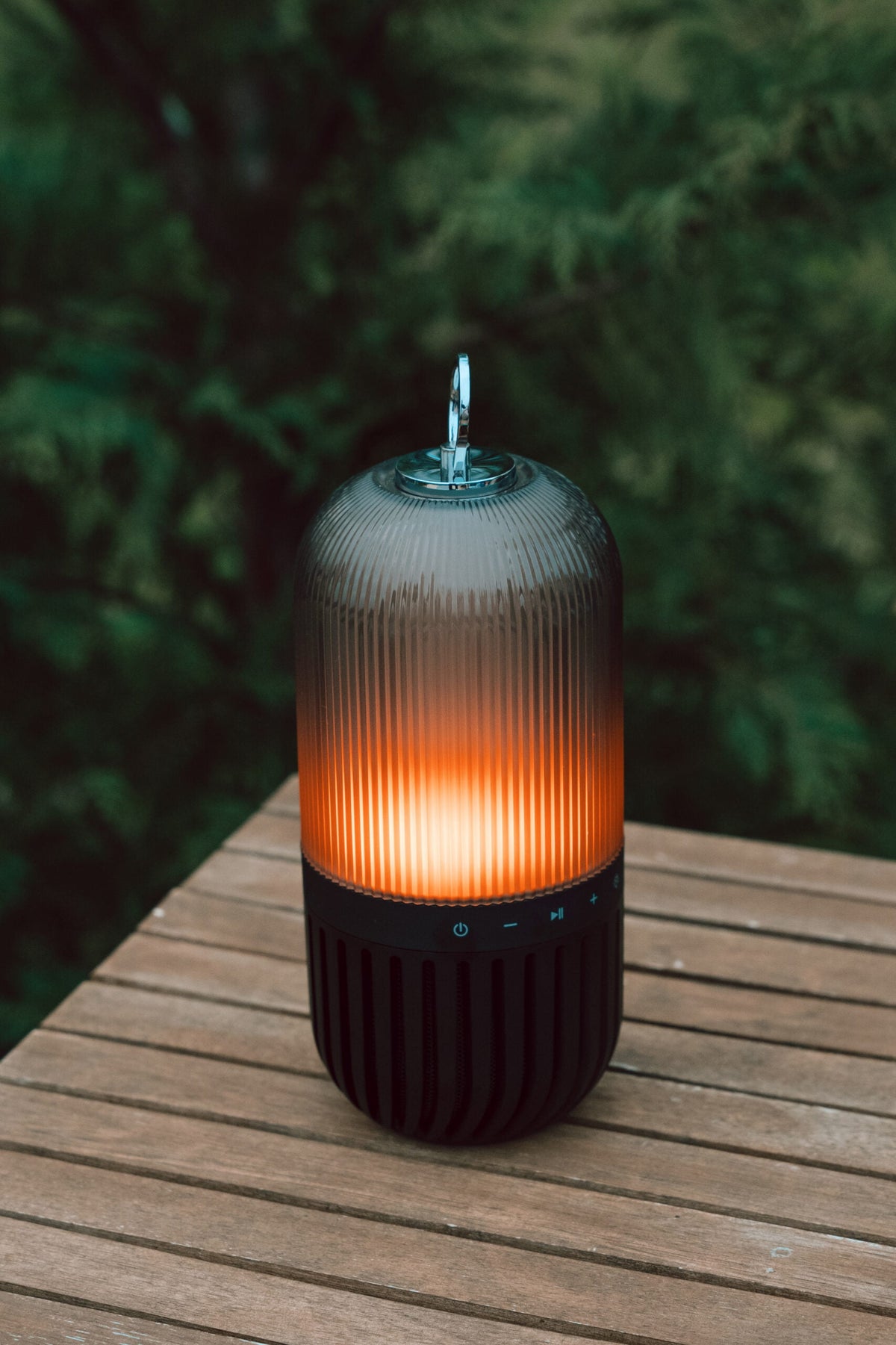 Bluetooth високоговорител с LED пламък – черен